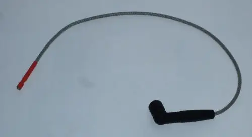 Daikin Zündkabel mit einem gebogenen Kunststoffstecker und einem flexiblen Draht, ausgestattet mit einer roten Verbindung.